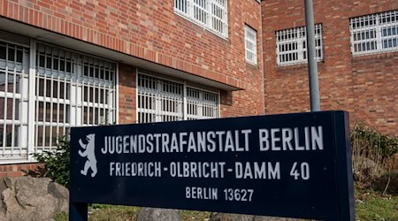 Knast-Rap ohne Klischees: In der JSA Berlin bringen Inhaftierte beim «haftBARS»-Konzert eigene Songs auf die Bühne. (Archivbild) / Foto: Paul Zinken/dpa