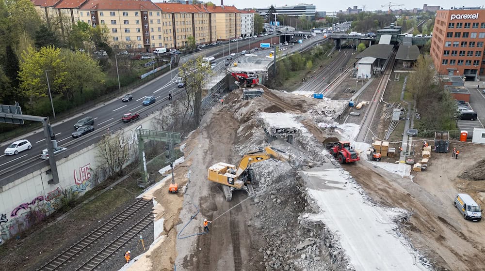 Die Westendbrücke wurde im April dieses Jahres abgerissen, der Neubau beginnt nun. (Archivbild) / Foto: Hannes P Albert/dpa
