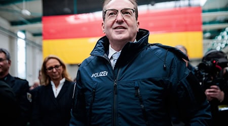 Bundesinnenminister Alexander Dobrindt (CSU) stellte die neue Einheit in Dienst.  / Foto: Carsten Koall/dpa