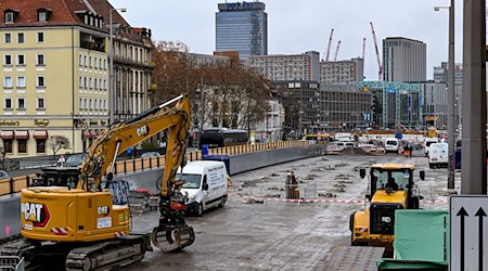 Die Mühlendammbrücke in Berlin-Mitte soll neu gebaut werden. Nun gibt es Schäden an der benachbarten Neuen Gertraudenbrücke. (Archivbild)     / Foto: Jens Kalaene/dpa