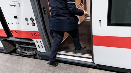 Der ICE L ist zwar stufenlos, fährt derzeit aber noch mit angemieteten Loks. (Archivbild) / Foto: Carsten Koall/dpa