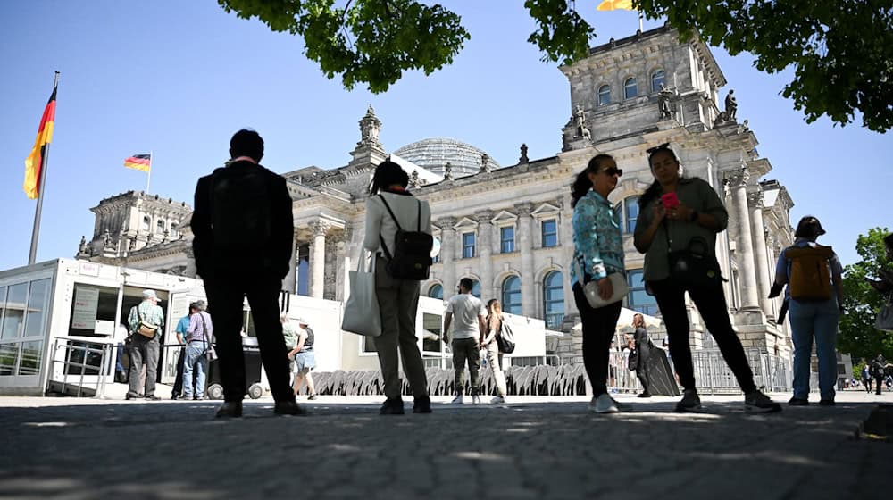 Die Eingangcontainer werden im kommenden Jahr abgebaut. (Archivbild) / Foto: Sebastian Christoph Gollnow/dpa