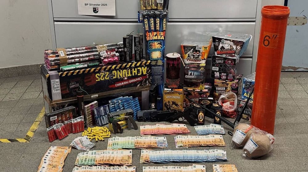 Die Beamten fanden sowohl legale als auch illegale Feuerwerkskörper. / Foto: Polizei Berlin/dpa