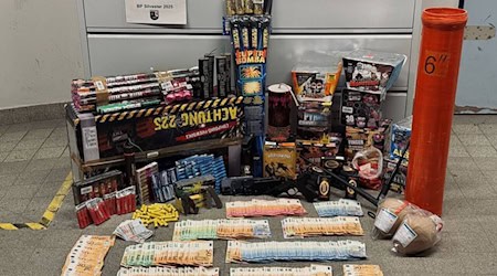 Die Beamten fanden sowohl legale als auch illegale Feuerwerkskörper. / Foto: Polizei Berlin/dpa