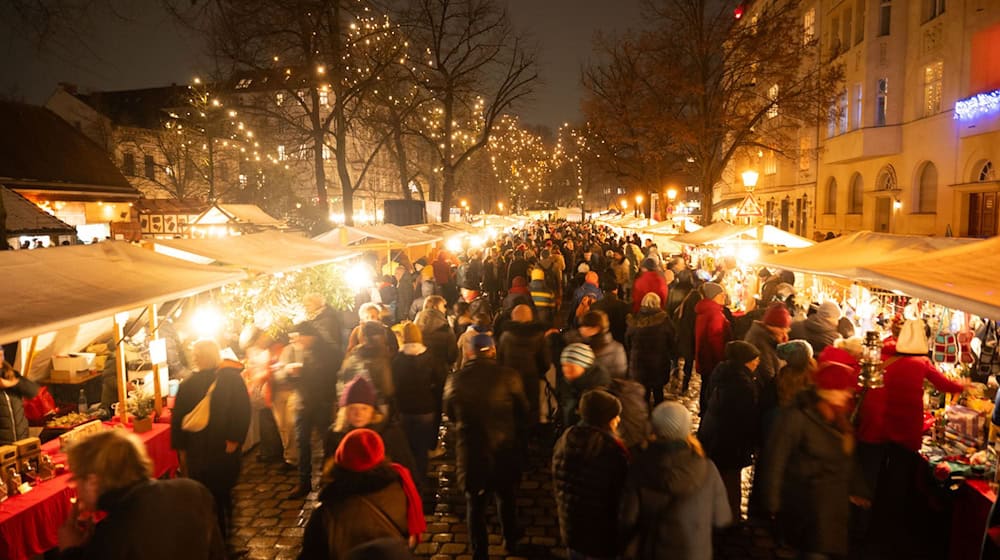 Große Karussells gibt es auf dem Alt-Rixdorfer Weihnachtsmarkt nicht. (Archivbild) / Foto: Christophe Gateau/dpa