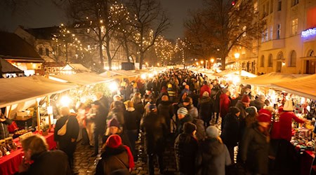 Große Karussells gibt es auf dem Alt-Rixdorfer Weihnachtsmarkt nicht. (Archivbild) / Foto: Christophe Gateau/dpa