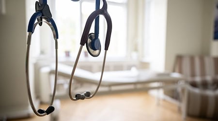 Der ärztliche Bereitschaftsdienst bietet unter der 116 117 rund um die Uhr telefonische Beratung (Symbolbild). / Foto: Sebastian Christoph Gollnow/dpa