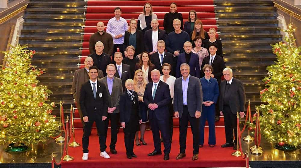 Iris Spranger (SPD, erste Reihe l-r), Berliner Senatorin für Inneres und Sport, Kai Wegner (CDU), Regierender Bürgermeister von Berlin, und Kaweh Niroomand, Olympia-Beauftragter des Landes Berlin, wollen mit einem Kuratorium die Berliner Olympiabewerbung ankurbeln. / Foto: Sebastian Christoph Gollnow/dpa