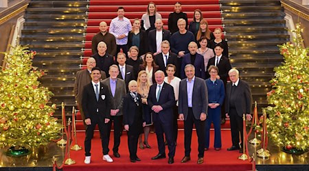 Iris Spranger (SPD, erste Reihe l-r), Berliner Senatorin für Inneres und Sport, Kai Wegner (CDU), Regierender Bürgermeister von Berlin, und Kaweh Niroomand, Olympia-Beauftragter des Landes Berlin, wollen mit einem Kuratorium die Berliner Olympiabewerbung ankurbeln. / Foto: Sebastian Christoph Gollnow/dpa