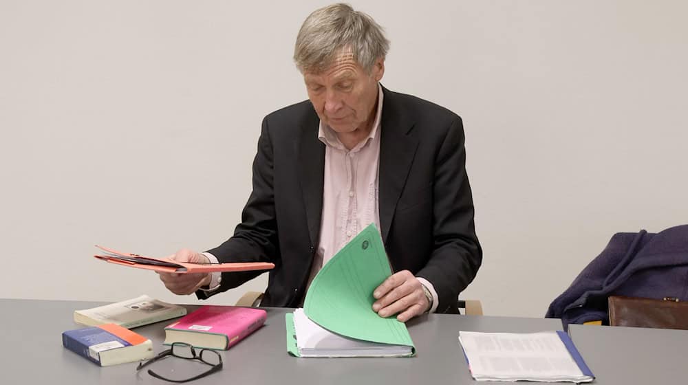 Ernst Hörmann aus Bayern stand in einem Berufungsverfahren erneut vor Gericht, weil er als Mitglied der Klimaschutzgruppe Letzte Generation an zwei Pumpstationen eine Ölleitung von Rostock zur Raffinerie im brandenburgischen Schwedt abgesperrt beziehungsweise dies versucht hatte. / Foto: Bernd Wüstneck/dpa