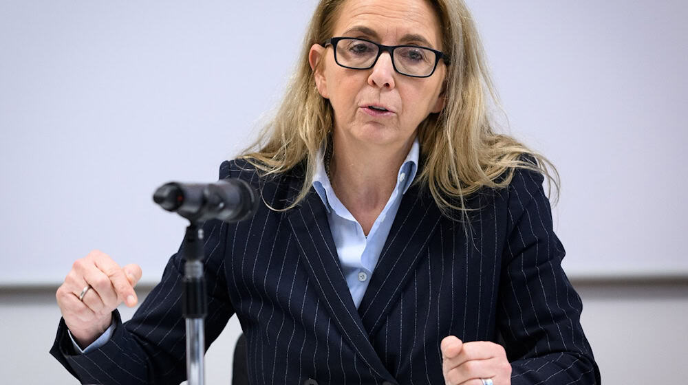 Polizeipräsidentin Barbara Slowik Meisel weist auf den hohen Anteil Jugendlicher bei Gewalttätern hin. (Archivbild) / Foto: Bernd von Jutrczenka/dpa