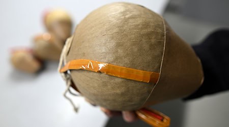 So kann eine Kugelbombe aussehen, die in Deutschland ohne besondere Erlaubnis tabu ist und schwere Verletzungen verursachen kann. (Symbolbild)  / Foto: Federico Gambarini/dpa
