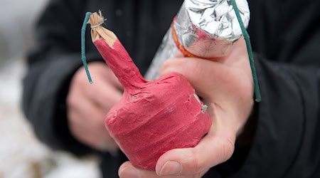 Junge Männer sind mit illegalen Böllern von der Polizei gefasst worden. (Symbolbild)  / Foto: Sven Hoppe/dpa