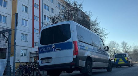 Bei einem Großeinsatz in Berlin-Hellersdorf sind am zweiten Weihnachtstag auch mehrere Polizisten verletzt worden. (Archivbild) / Foto: Sven Kaeuler/dpa