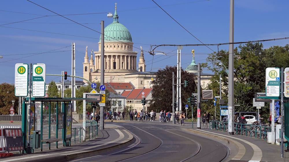 Die Klimakleber sollen sich auf der Langen Brücke festgeklebt haben. (Symbolbild) / Foto: Soeren Stache/dpa-Zentralbild/dpa