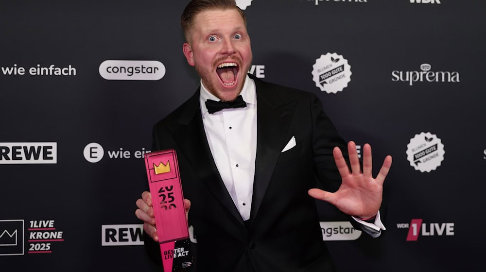 Vor wenigen Tagen erhielt der Rapper Finch einen Preis in der Kategorie Bester Liveact - nun kündigt er für 2026 ein Konzert an einem besonderen Ort an. (Archivbild) / Foto: Friso Gentsch/dpa