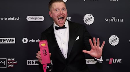 Vor wenigen Tagen erhielt der Rapper Finch einen Preis in der Kategorie Bester Liveact - nun kündigt er für 2026 ein Konzert an einem besonderen Ort an. (Archivbild) / Foto: Friso Gentsch/dpa