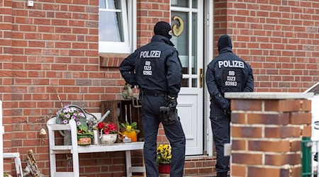 Den Angeklagten wird unter anderem ein Brandanschlag auf ein Kulturzentrum in Altdöbern (Brandenburg) vorgeworfen. (Archivbild) / Foto: Frank Hammerschmidt/dpa