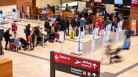 Über eine Million Reisende kommen in den Weihnachtsferien auf den Flughafen BER zu. (Archivbild) / Foto: Christophe Gateau/dpa