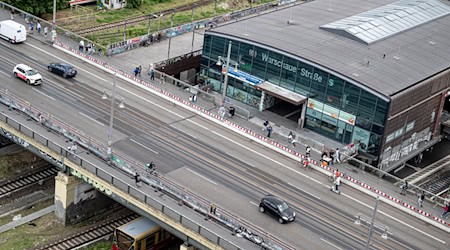 Am S-Bahnhof Warschauer Straße in Berlin-Friedrichshain gab es am zweiten Weihnachtstag einen folgenreichen Fehlalarm. (Archivbild)  / Foto: Fabian Sommer/dpa