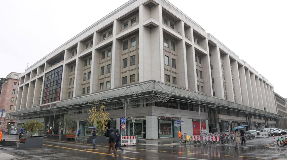 Politiker fordern die Schließung des Russischen Hauses wegen Sanktionsverstößen Russlands. (Archivbild) / Foto: Jörg Carstensen/dpa