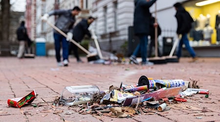 Seit etwa 30 Jahren räumen junge Muslime jeweils am Neujahrsmorgen Unrat von den Straßen. (Archivbild) / Foto: Michael Matthey/dpa
