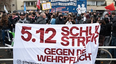 Mehr als tausend Schüler und andere Menschen demonstrieren in Berlin-Kreuzberg gegen einen Wehrdienst.  / Foto: Markus Lenhardt/dpa