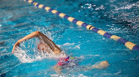 28 Monate lang gab es Arbeiten an der Schwimmhalle Zingster Straße gearbeitet. (Symbolbild) / Foto: Monika Skolimowska/dpa