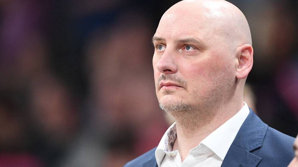 Przemyslaw Frasunkiewicz, Trainer von Rostock, verfolgt das Spiel von der Seitenlinie. (Archivbild) / Foto: Michael Schwartz/dpa