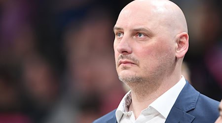 Przemyslaw Frasunkiewicz, Trainer von Rostock, verfolgt das Spiel von der Seitenlinie. (Archivbild) / Foto: Michael Schwartz/dpa