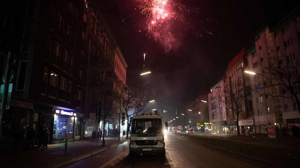 Böllern ist in Berliner Stadtteilen an Silvester erst ab 18.00 Uhr erlaubt.  / Foto: Paul Zinken/dpa