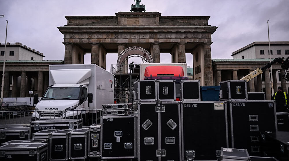 Am Brandenburger Tor ist zum Jahreswechsel einiges anders als in den vergangenen Jahren. (Archivbild)   / Foto: Britta Pedersen/dpa