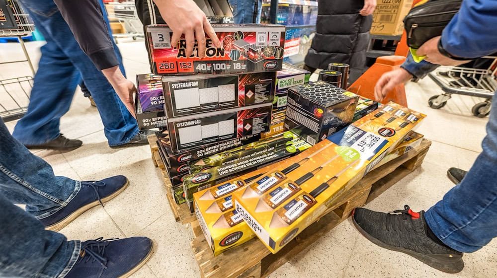 Der Verkauf von Silvester-Feuerwerk ist gestartet. Er ist auf den 29. bis 31. Dezember beschränkt. / Foto: Frank Hammerschmidt/dpa