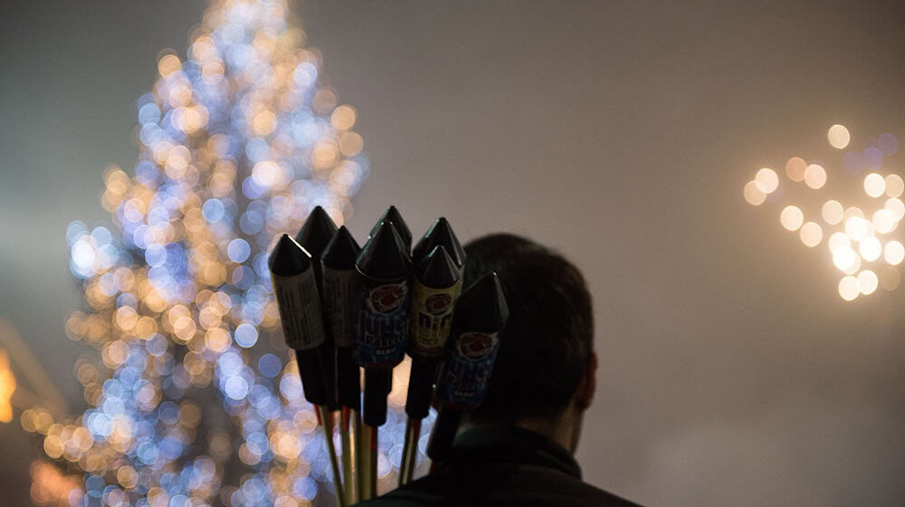 Die Stadt Potsdam stellt zur Entsorgung von Feuerwerk feuerfeste Container bereit. (Symbolbild) / Foto: Lino Mirgeler/dpa-tmn