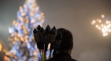 Die Stadt Potsdam stellt zur Entsorgung von Feuerwerk feuerfeste Container bereit. (Symbolbild) / Foto: Lino Mirgeler/dpa-tmn