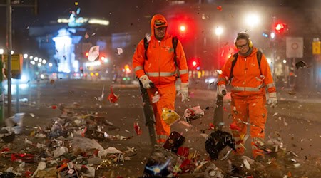 Die Stadtreinigung kümmert sich am Neujahrstag um das Aufräumen an bestimmten Schwerpunkten in Berlin. (Archivbild) / Foto: Soeren Stache/dpa