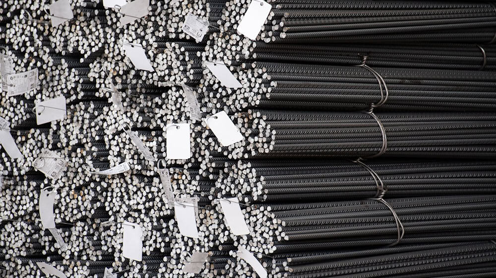 Die Hennigsdorfer Elektrostahlwerke GmbH nimmt nach rund einem Jahr Kurzarbeit die Produktion wieder auf. (Archivbild) / Foto: Christophe Gateau/dpa