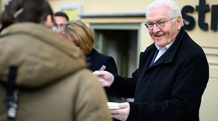 Steinmeier servierte Kartoffelsuppe mit Würstchen. / Foto: Bernd von Jutrczenka/dpa