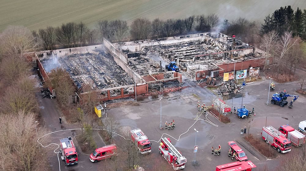 In Zehdenick ist ein Supermarktkomplex abgebrannt. / Foto: Michael Ukas/dpa
