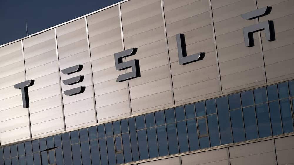 Der Werksleiter der Tesla-Fabrik in Grünheide, André Thierig, zeigt sich zuversichtlich für das Jahr 2026. (Archivbild) / Foto: Sebastian Gollnow/dpa