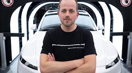 Der Werksleiter der Tesla-Fabrik in Grünheide, André Thierig, äußert sich zur Entlohnung. (Archivbild) / Foto: Sebastian Gollnow/dpa