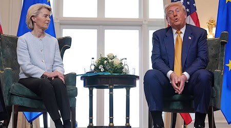 Skeptischer Blick: die EU-Kommissionschefin und der US-Präsident nach der Einigung im zähen Zollstreit. (Archivbild) / Foto: Jacquelyn Martin/AP/dpa