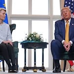 Skeptischer Blick: die EU-Kommissionschefin und der US-Präsident nach der Einigung im zähen Zollstreit. (Archivbild) / Foto: Jacquelyn Martin/AP/dpa