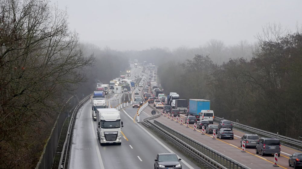 Um Staus durch die feste Grenzkontrollstelle auf der A12 bei Frankfurt (Oder) einzudämmen, gibt es nach einem Umbau jetzt eine neue Verkehrsführung.  / Foto: Thomas Mattuschka/Autobahn GmH des Bundes Niederlassung Nordost/dpa