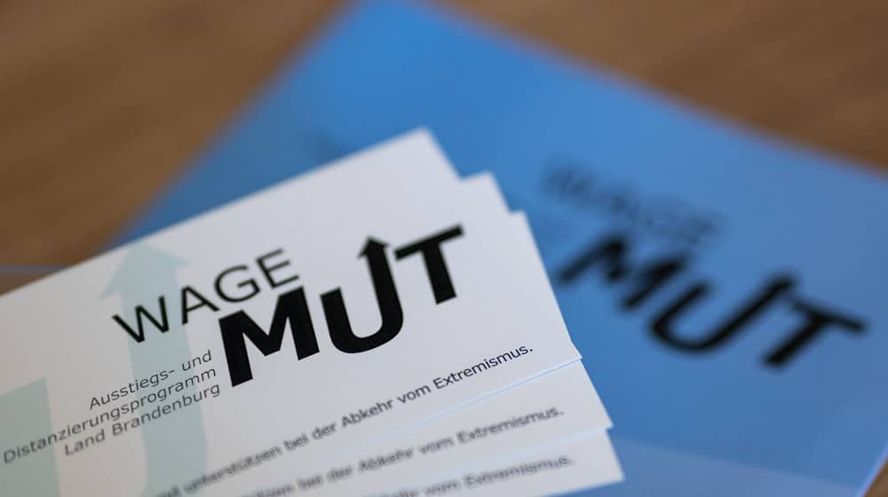 2023 hat Brandenburg ein Aussteigerprogramm ins Leben gerufen für Extremisten, die aus der Szene  aussteigen wollen. (Archivbild) / Foto: Monika Skolimowska/dpa