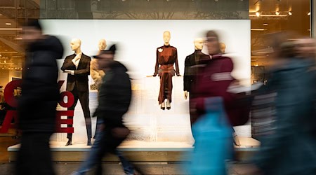 Viele Menschen zog es am ersten verkaufsoffenen Sonntag in der Adventszeit in die Innenstädte Berlins und einiger Brandenburger Städte. / Foto: Christophe Gateau/dpa