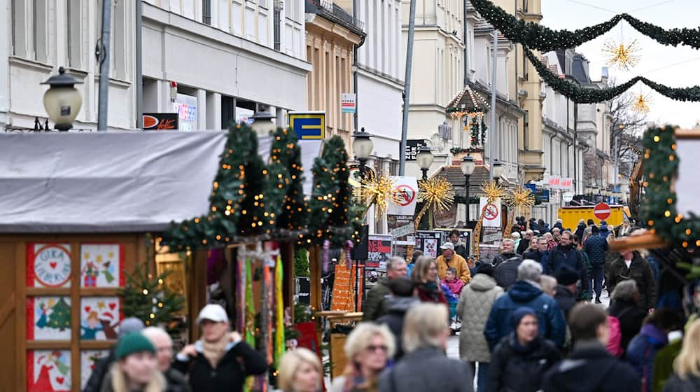 Am dritten Advent laden viele Geschäfte in mehreren Brandenburger Städten zum Einkauf ein (Archivbild). / Foto: Soeren Stache/dpa