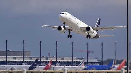 Verkehrssenatorin Ute Bonde (CDU) will mit einer zusätzlichen Start- und Landebahn am BER mehr Flugverkehr in der Hauptstadtregion anziehen. (Archivbild) / Foto: Soeren Stache/dpa