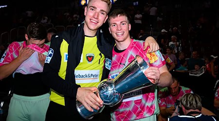 Torhüter Lasse Ludwig (l) und Nils Lichtlein jubeln 2024 nach dem Gewinn des Supercup. / Foto: Marco Wolf/dpa