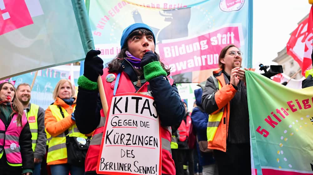 Vor dem Berliner Abgeordnetenhaus war lauter Protest gegen Haushaltskürzungen zu hören.  / Foto: Sebastian Christoph Gollnow/dpa